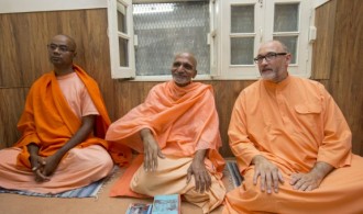 Pujya Swami Rameshwarananda Giri Maharaj y Rev. Swami Hamshananda Saraswati